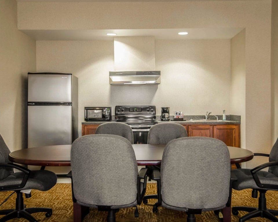 Desk, soundproofing, iron/ironing board, free WiFi