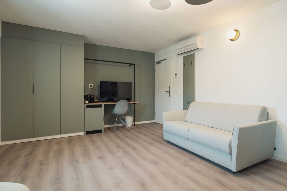 Superior Triple Room | Desk, laptop workspace, free WiFi