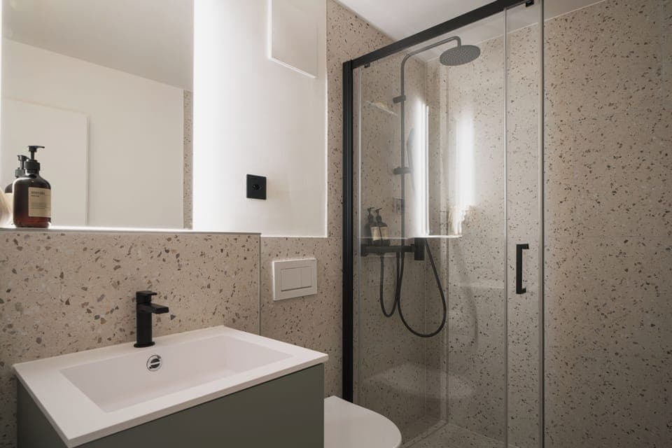 Classic Double Room | Bathroom | Shower, hair dryer, towels, soap