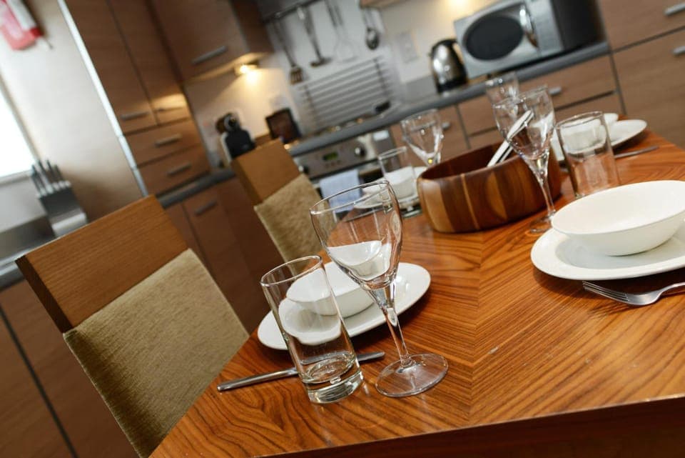 Full-size fridge, microwave, oven, stovetop