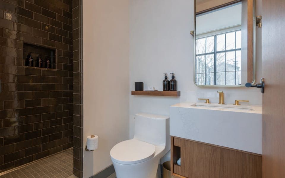 Standard Room | Bathroom | Shower, hair dryer, bathrobes, slippers