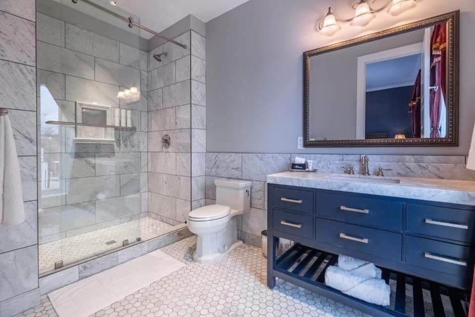 Shower, free toiletries, hair dryer, towels