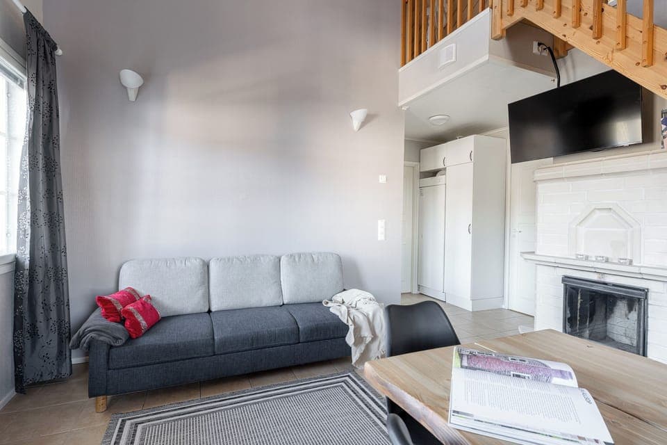 Comfort Cabin, 3 Bedrooms, Courtyard View | Living area | 40-inch flat-screen TV with cable channels, fireplace