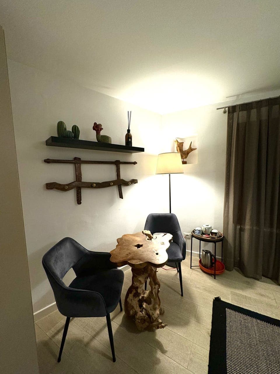 Deluxe Double Room, Canal View | Living room