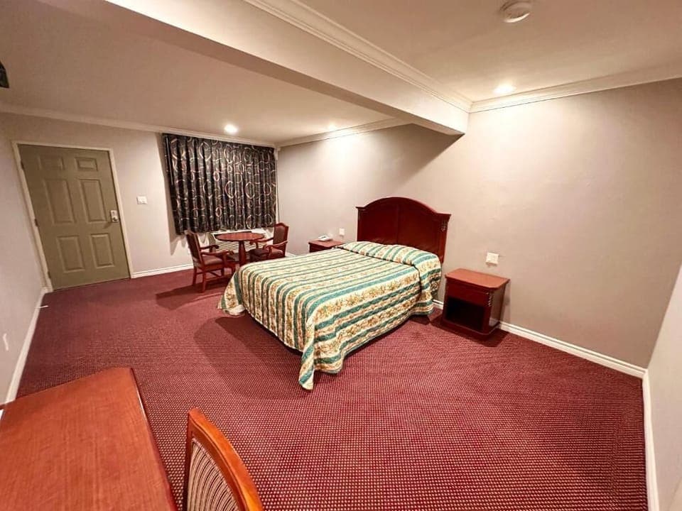 In-room safe, laptop workspace, iron/ironing board, free WiFi