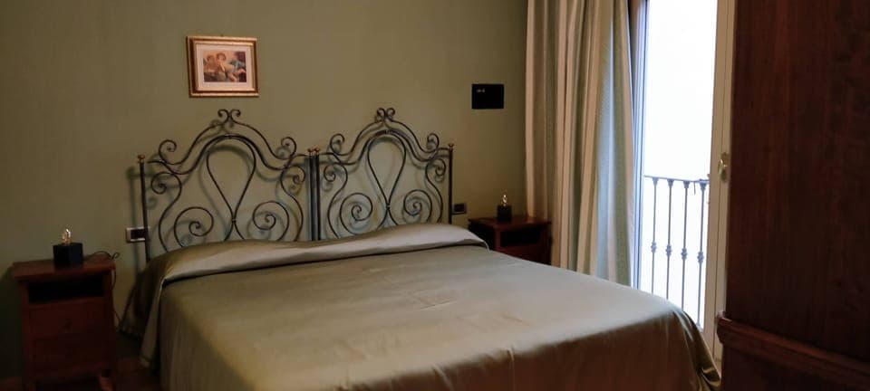 Business Room | Minibar, in-room safe, free WiFi, bed sheets