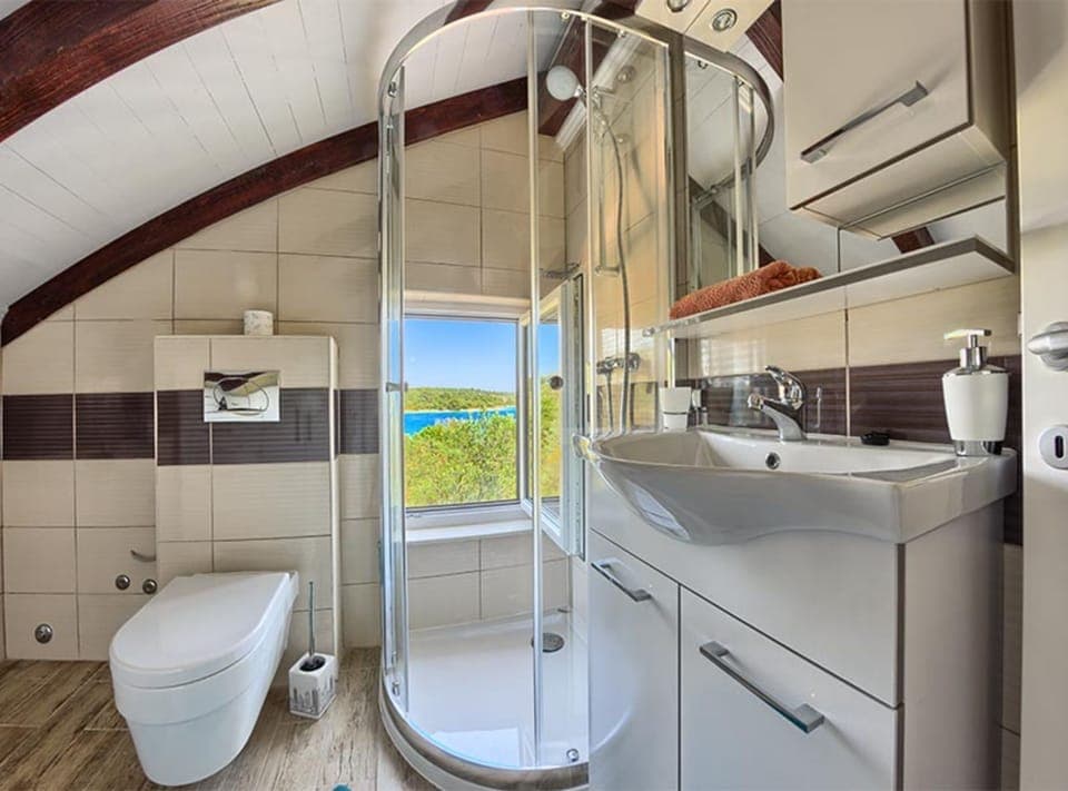 Villa (FourBedroom Beachfront Villa with Poo) | Bathroom | Shower, towels