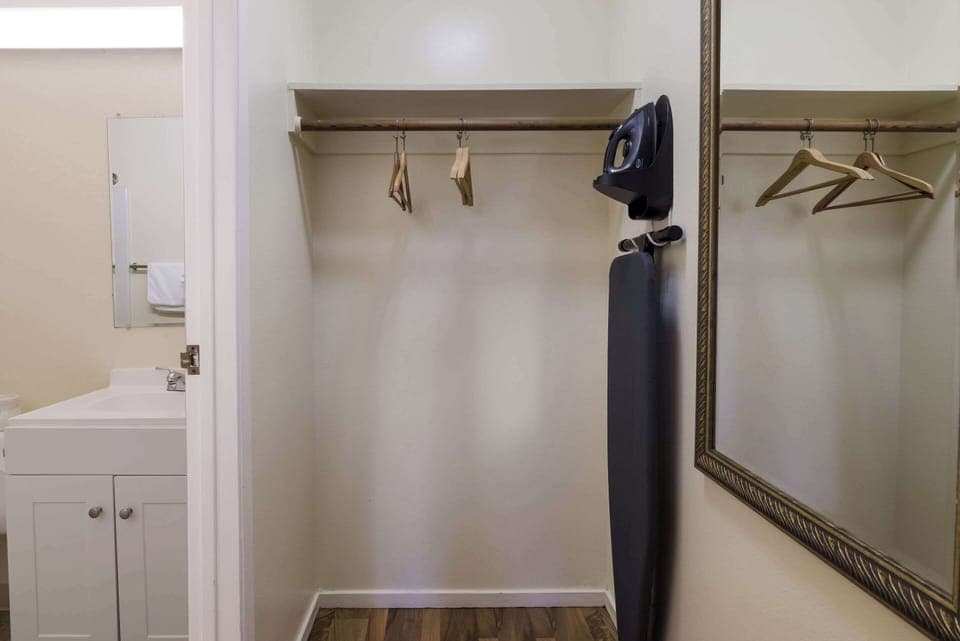 Standard Room, 1 Queen Bed, Non Smoking | Iron/ironing board, free WiFi, bed sheets