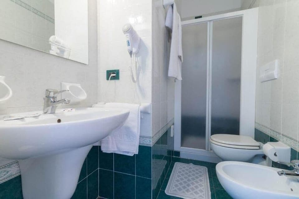 Superior Double Room, Balcony, Lake View | Bathroom