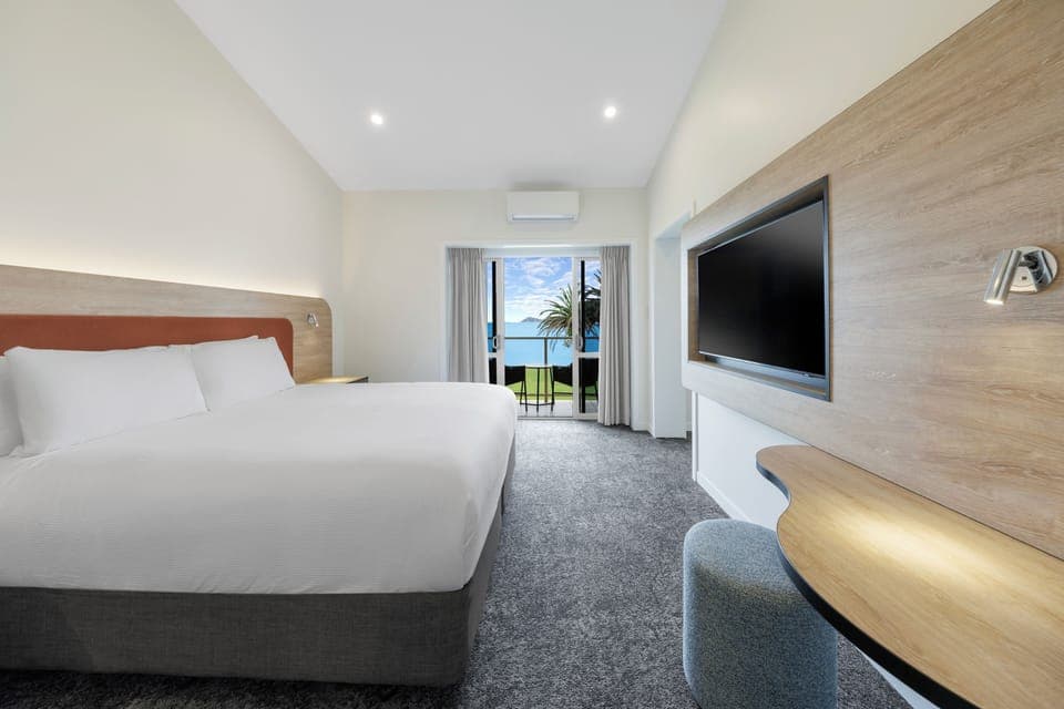 Suite with Seaview 1 King | In-room safe, desk, iron/ironing board, WiFi