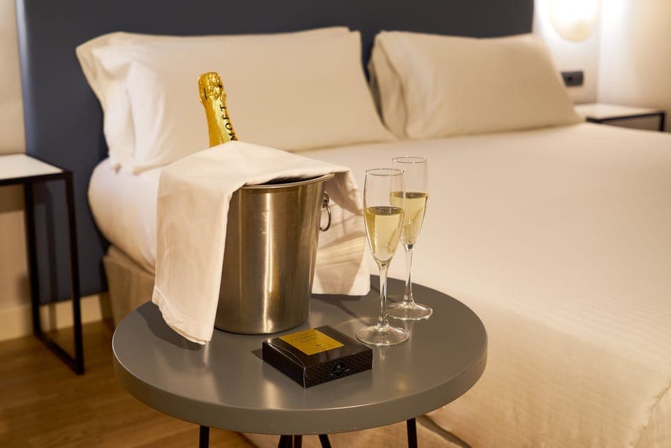 Junior Suite | Minibar, in-room safe, desk, blackout drapes