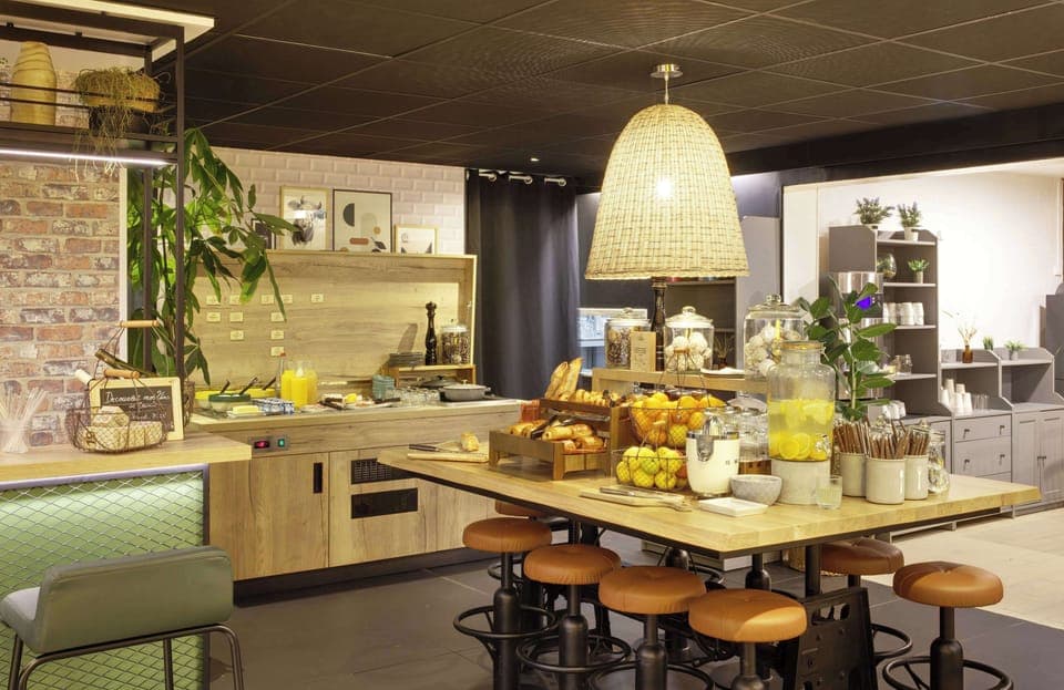 Daily buffet breakfast (EUR 14.90 per person)