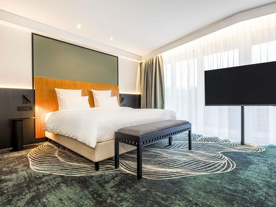 Privilege, Room, 1 Double Bed | In-room safe, desk, soundproofing, iron/ironing board