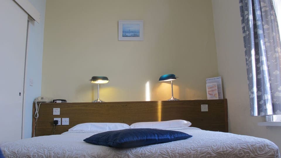 Standard Double Room, Ensuite | Desk, iron/ironing board, free WiFi, bed sheets