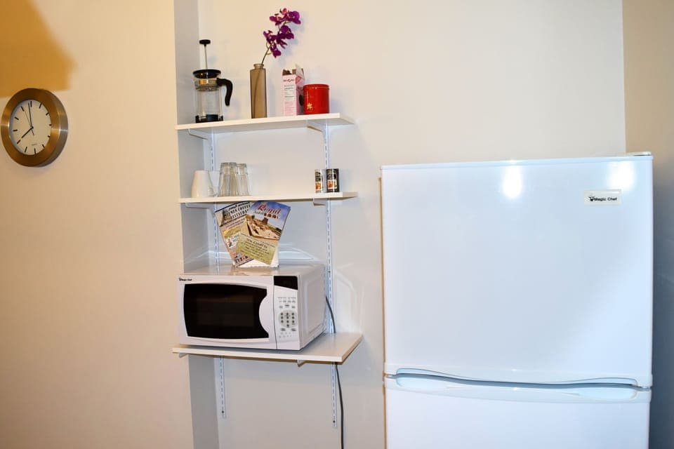 Studio Suite, City View | Private kitchen | Fridge, microwave, stovetop, coffee/tea maker