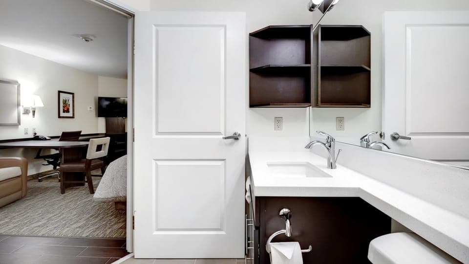 Combined shower/tub, hair dryer, towels