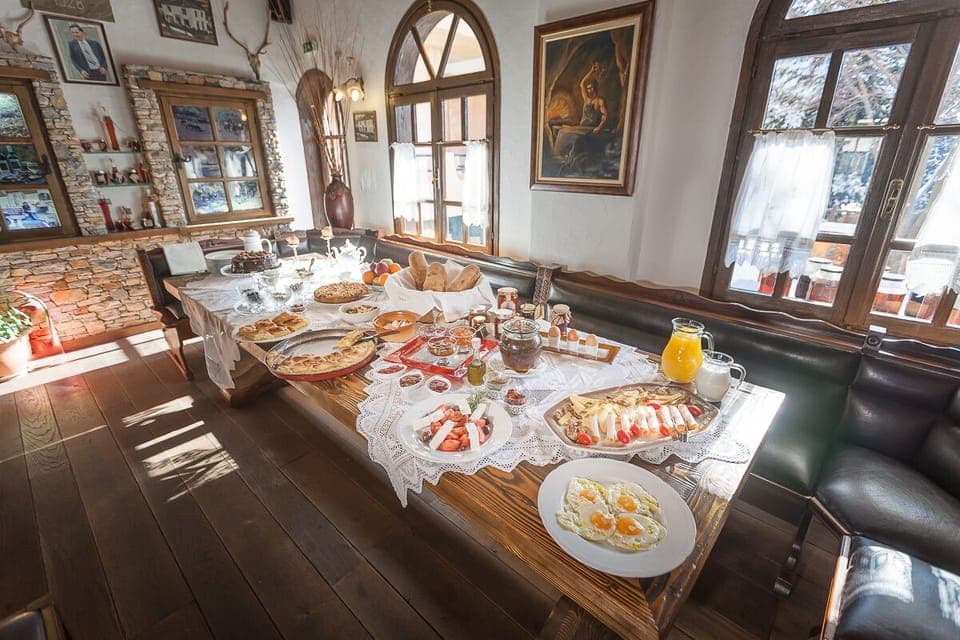 Free daily buffet breakfast