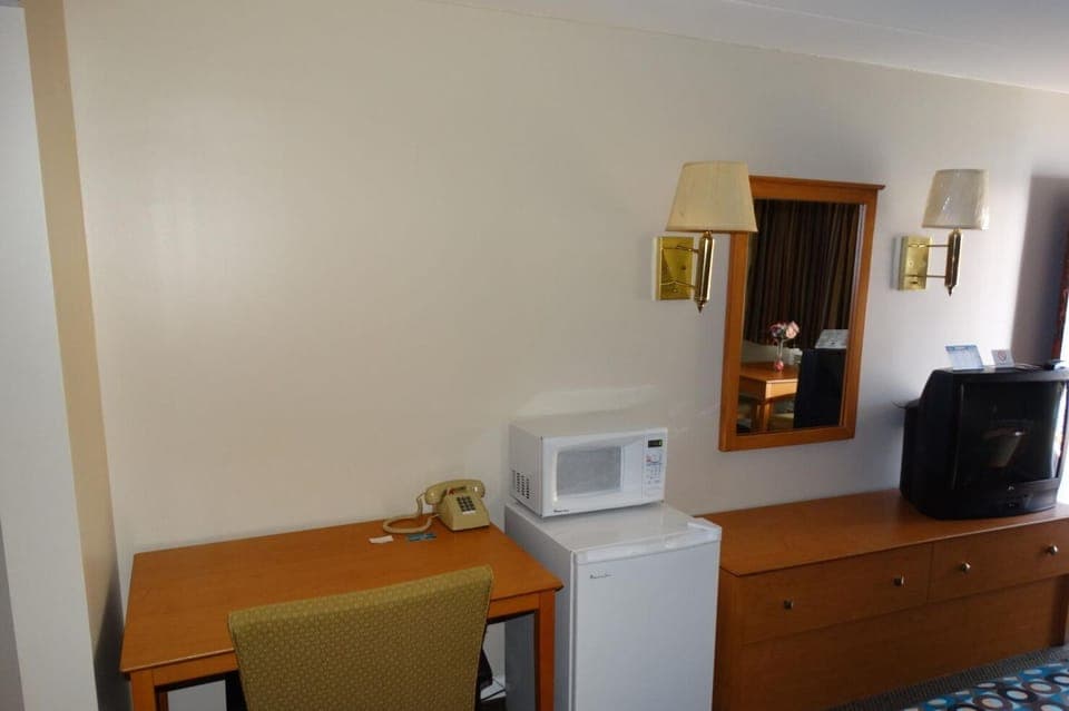 Individually furnished, iron/ironing board, free WiFi, bed sheets