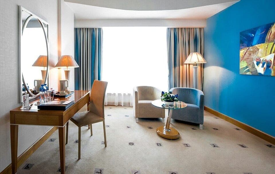 Junior Room, Smoking | Minibar, in-room safe, desk, soundproofing