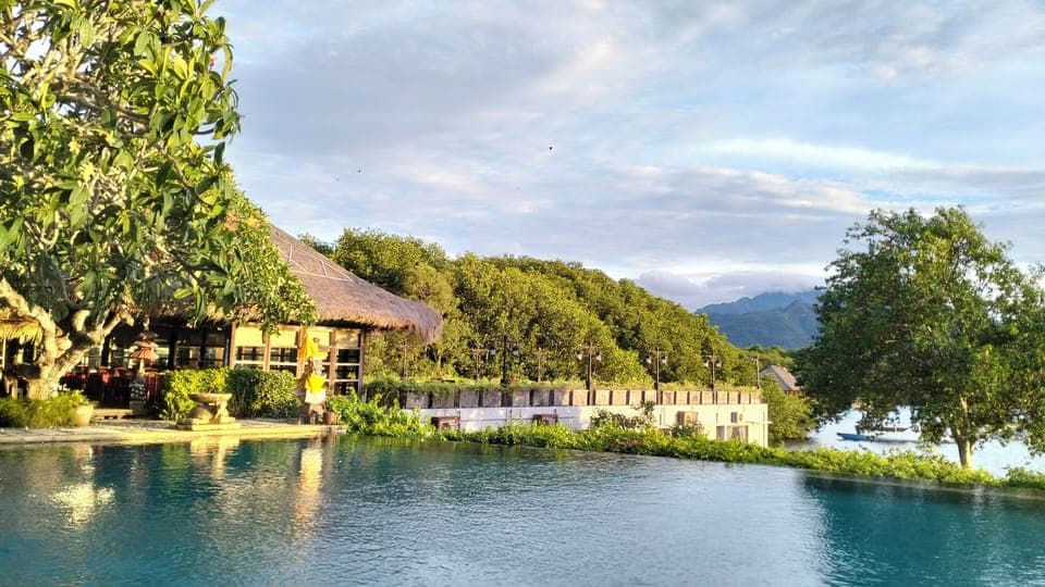 Breakfast, lunch, dinner served; ocean views