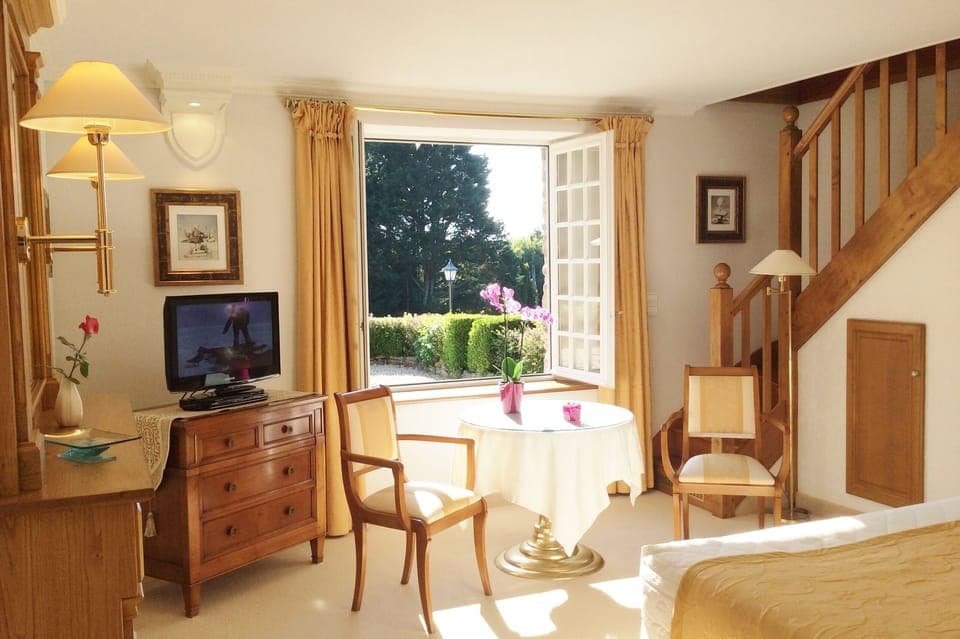 Suite | Living area | Flat-screen TV