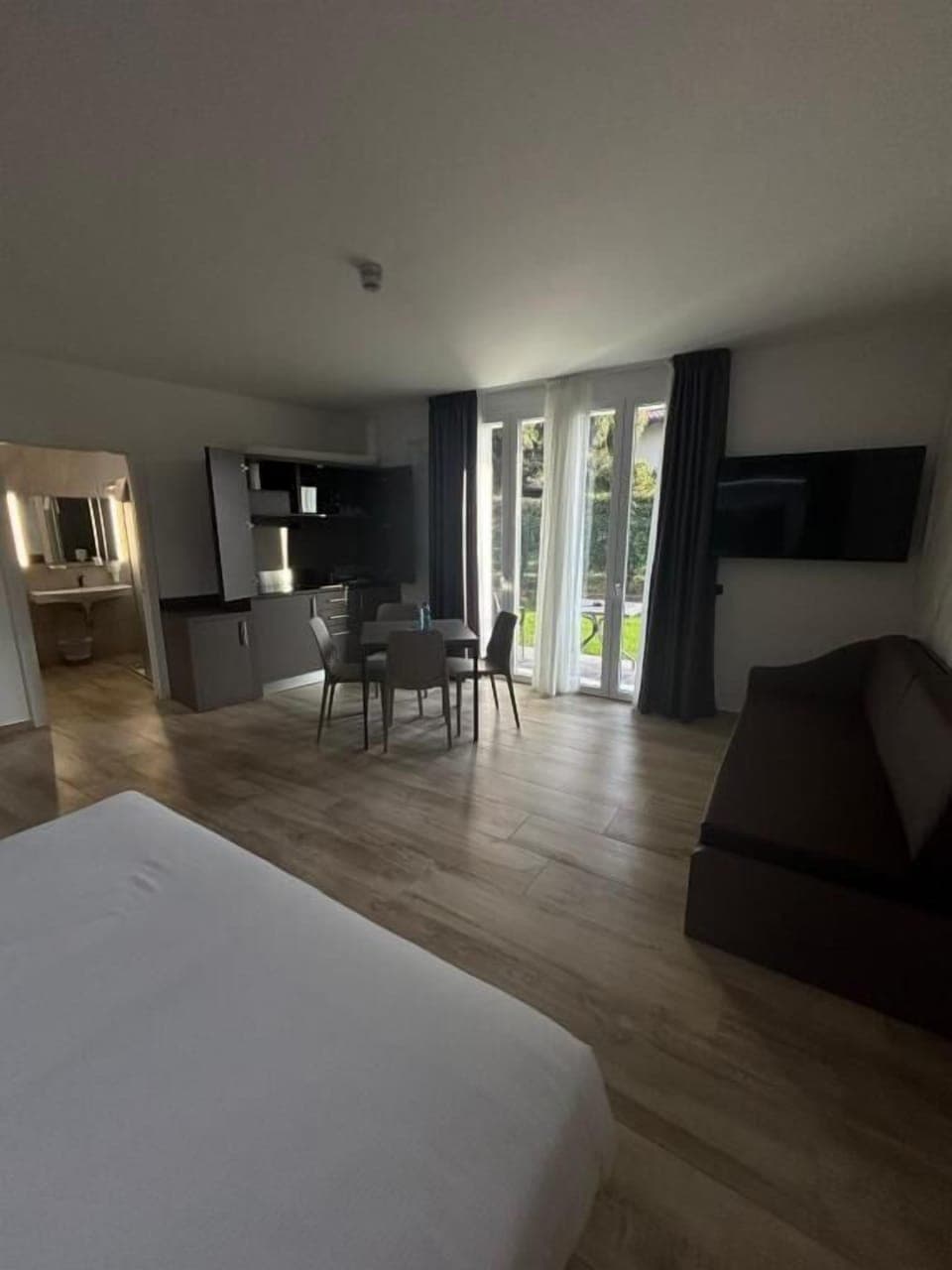 Premium bedding, down comforters, in-room safe, desk