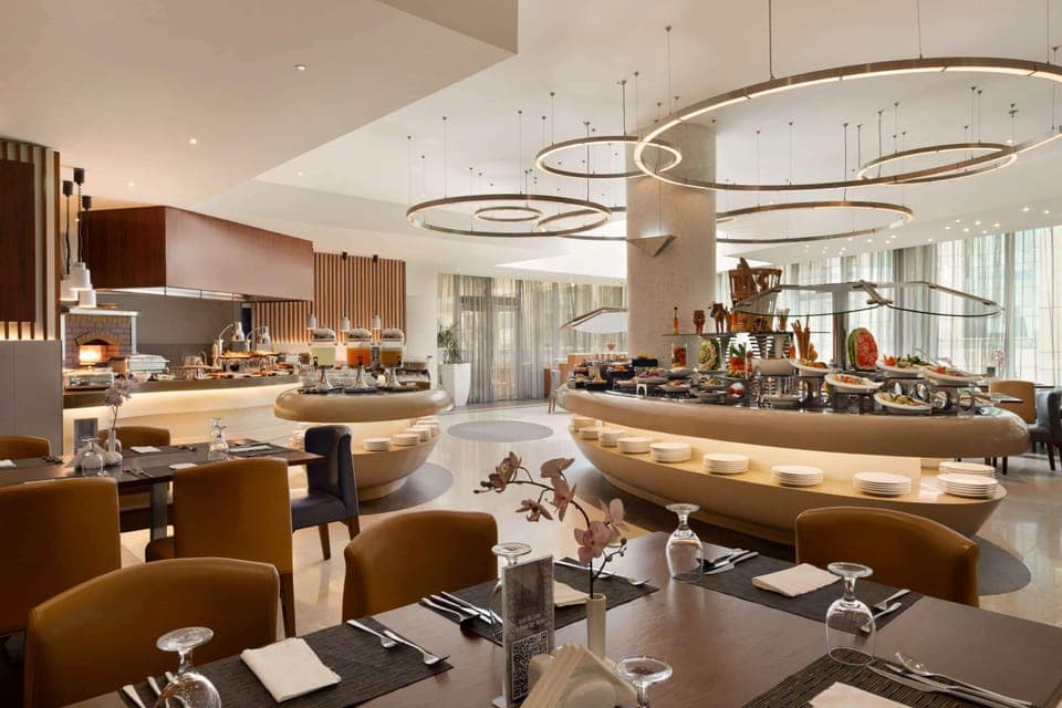 3 restaurants, breakfast, lunch, dinner served; Japanese cuisine