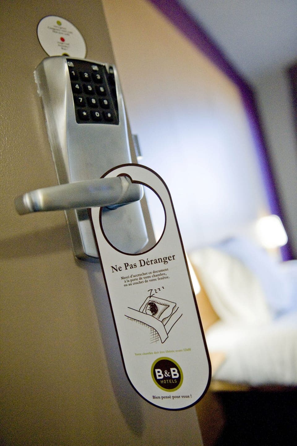 Desk, soundproofing, free cribs/infant beds, free WiFi