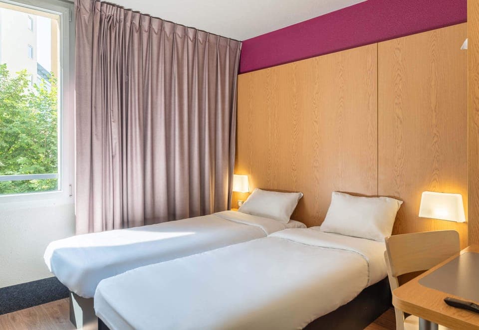 Twin Room, Non Smoking | Desk, soundproofing, free cribs/infant beds, free WiFi