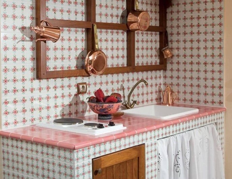 Junior Suite | Private kitchenette | Stovetop, coffee/tea maker, electric kettle, cookware/dishes/utensils