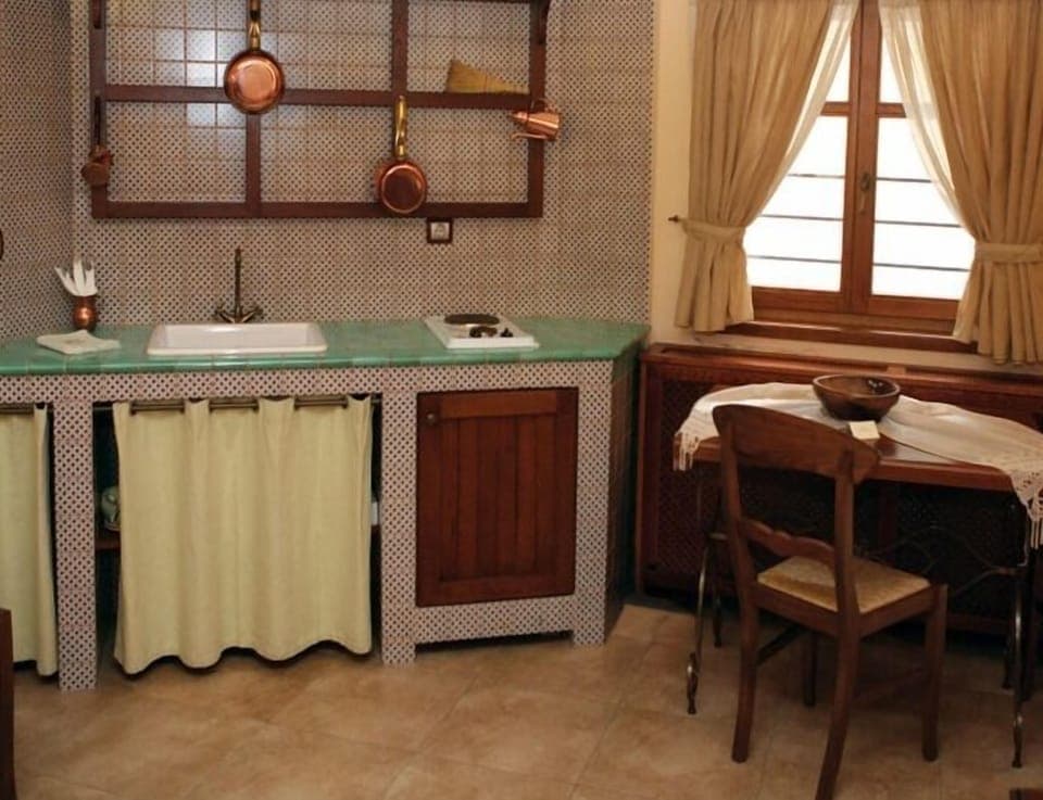 Junior Suite | Private kitchenette | Stovetop, coffee/tea maker, electric kettle, cookware/dishes/utensils