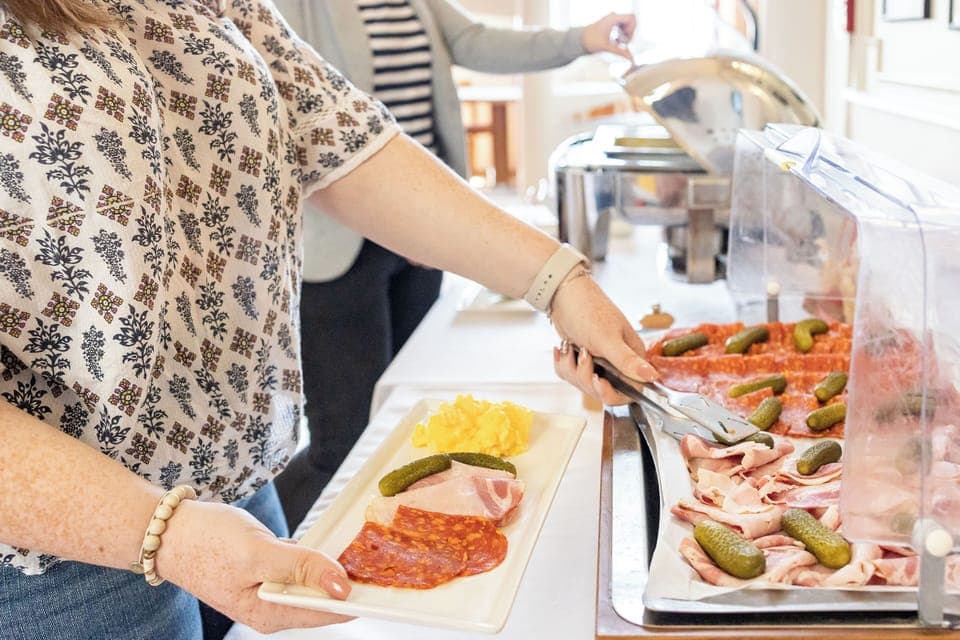 Daily continental breakfast (EUR 12 per person)