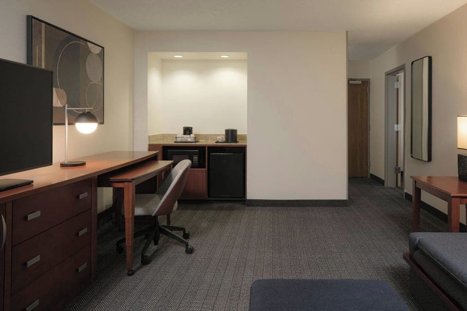 Premium bedding, desk, iron/ironing board, free cribs/infant beds