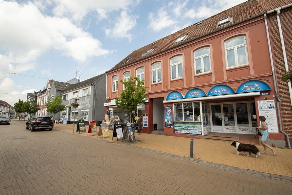 Hypo-allergenic bedding, blackout drapes, free WiFi, bed sheets