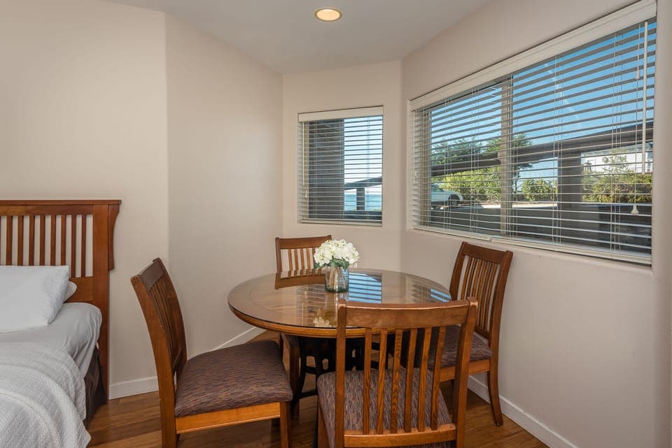 Room, 2 Queen Beds, Ground Floor | In-room dining