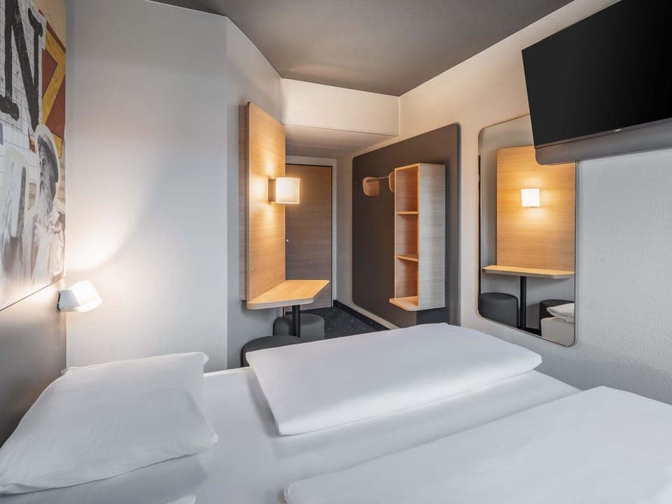 Desk, blackout drapes, soundproofing, free WiFi