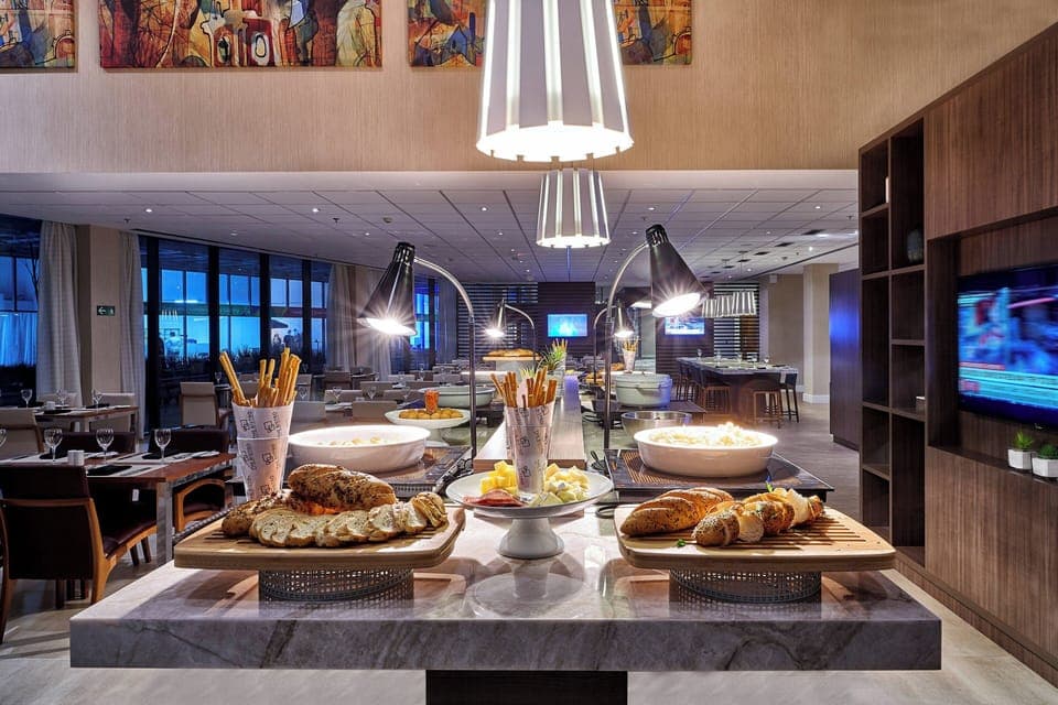 Daily buffet breakfast (BRL 74.8 per person)