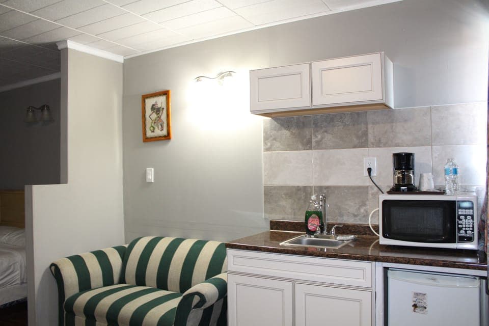 Standard Room, 1 Queen Bed | Private kitchen | Fridge, microwave, coffee/tea maker