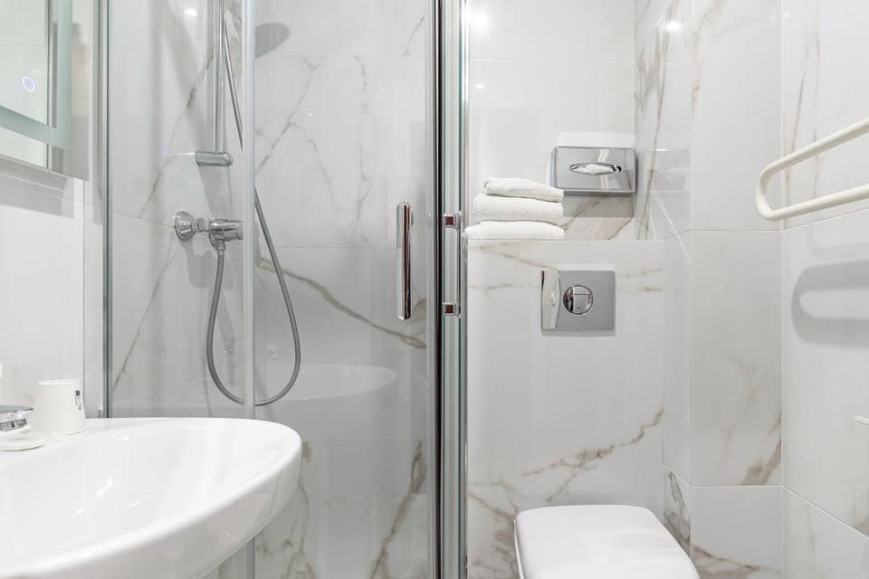 Single Room | Bathroom | Free toiletries, hair dryer, towels