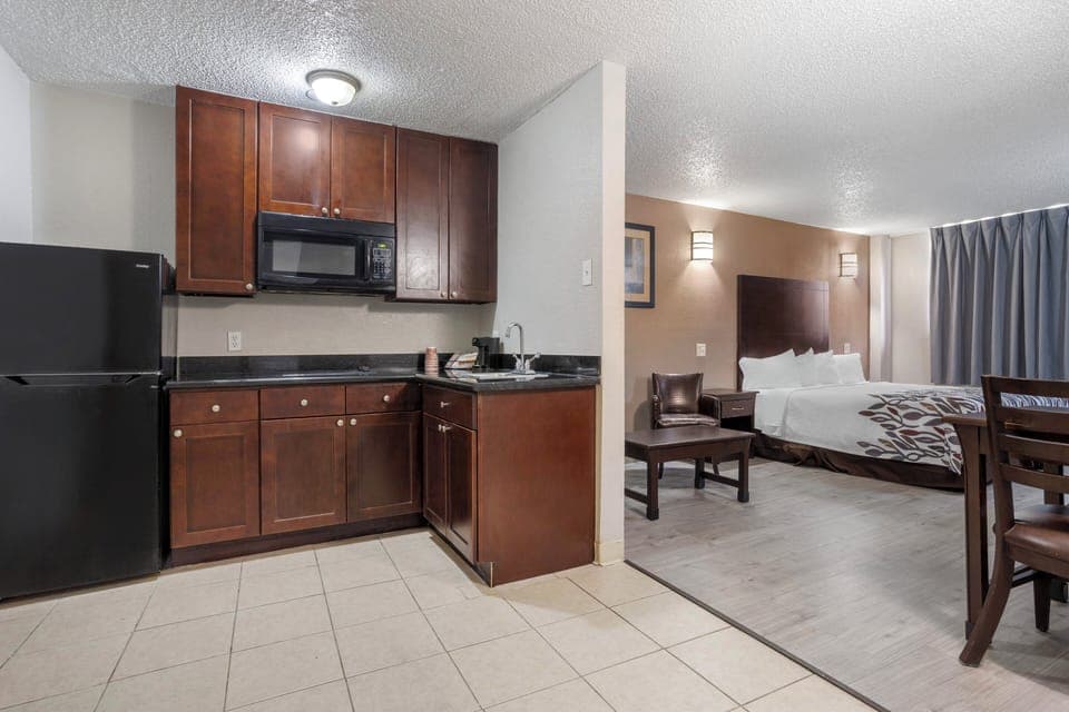 Suite, Multiple Beds, Non Smoking, Kitchen | Private kitchen