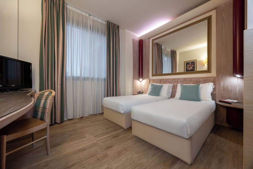 Twin Room | Hypo-allergenic bedding, minibar, in-room safe, individually furnished