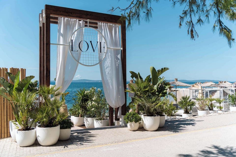 Beach nearby, white sand, beach cabanas, sun loungers