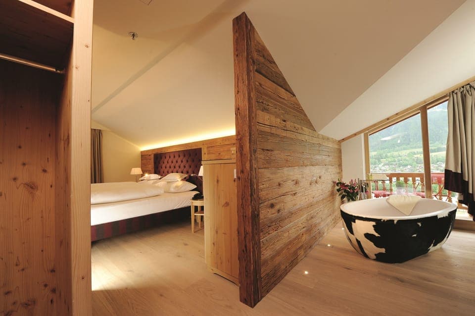 Junior Suite (Honeymoon) | Living area | Flat-screen TV, MP3 dock