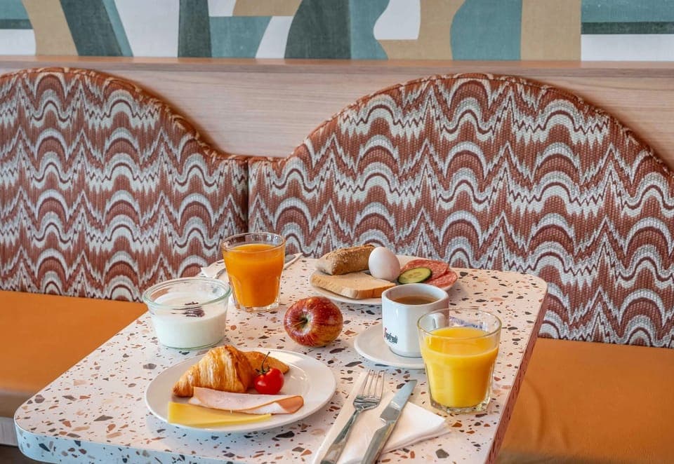 Daily buffet breakfast (CHF 18 per person)