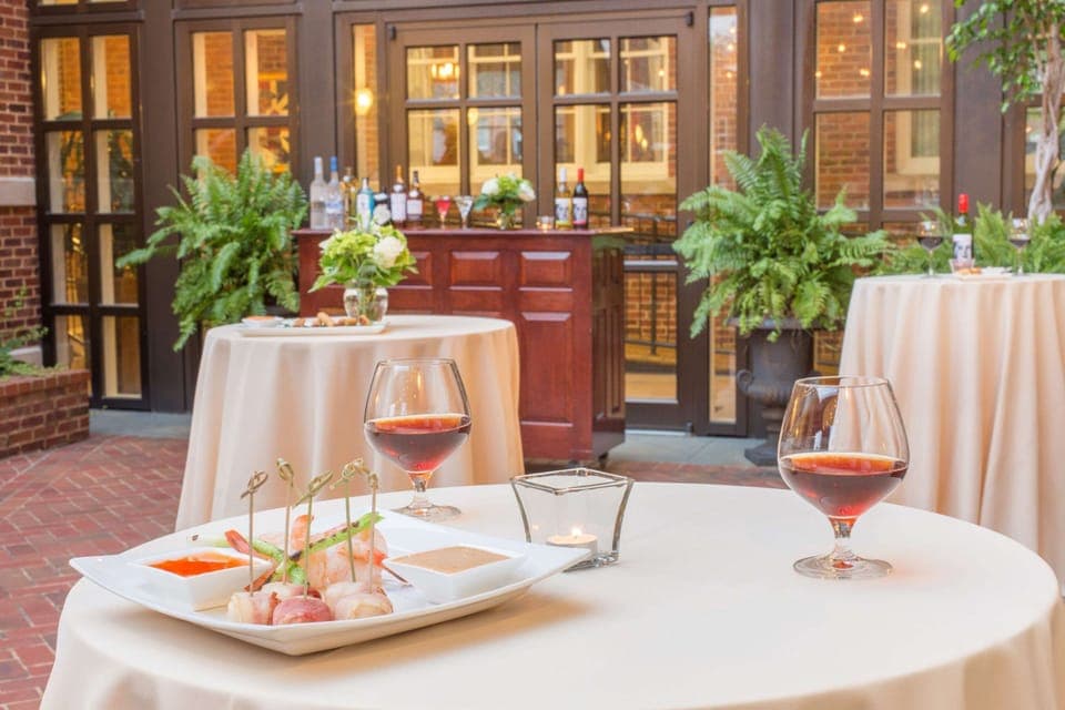 2 restaurants, breakfast, lunch, dinner served; American cuisine
