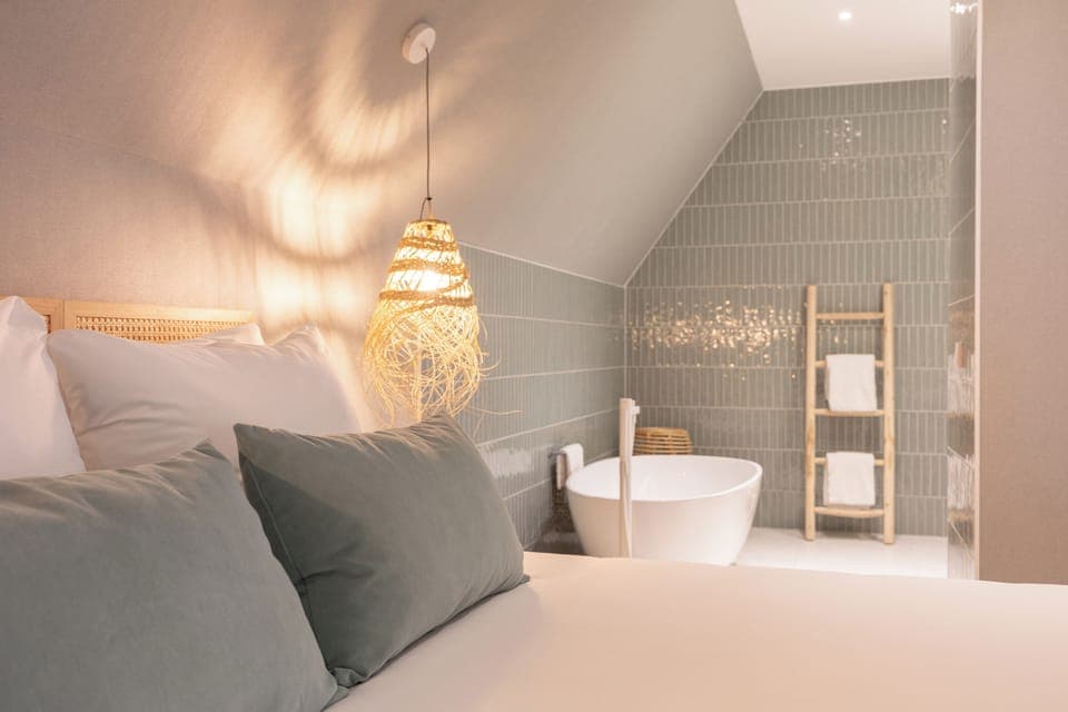 Beach Suite | Minibar, in-room safe, desk, laptop workspace