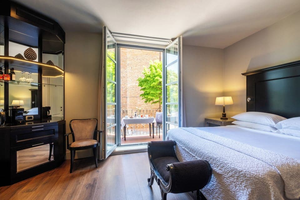 Deluxe Double Room, Balcony | 1 bedroom, premium bedding, minibar, in-room safe