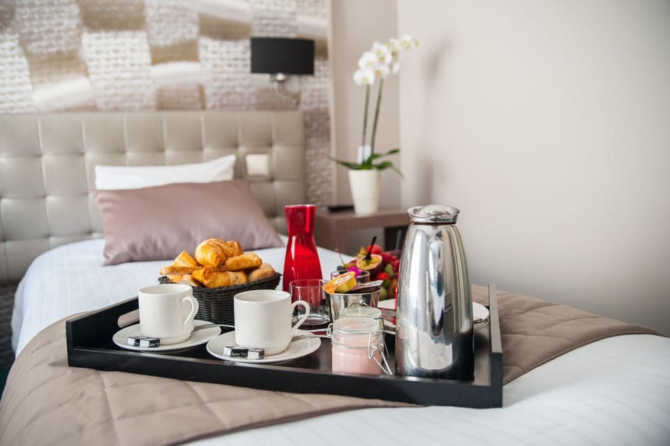 Breakfast, lunch, dinner served; Regional cuisine 