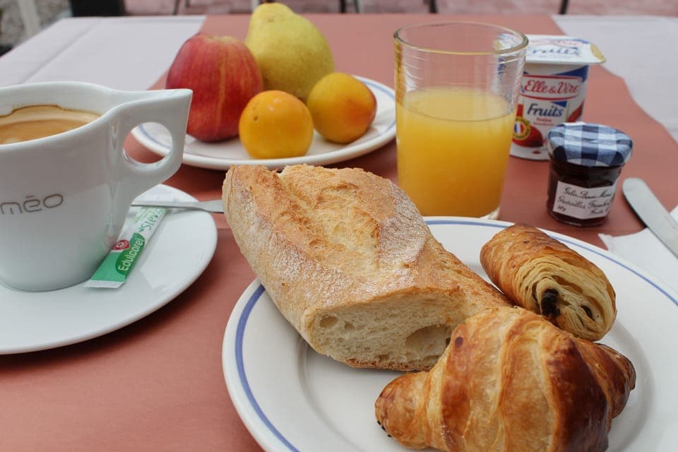 Buffet breakfast for a fee on weekdays