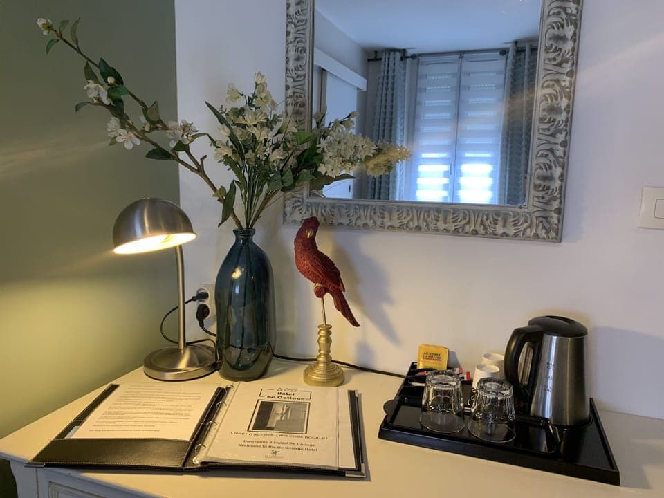 Chambre Double Cosy | Minibar, in-room safe, desk, blackout drapes